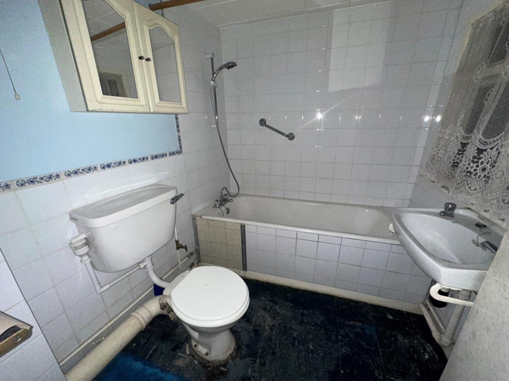 Lot: 155 - END-TERRACE HOUSE FOR REFURBISHMENT - Bathroom